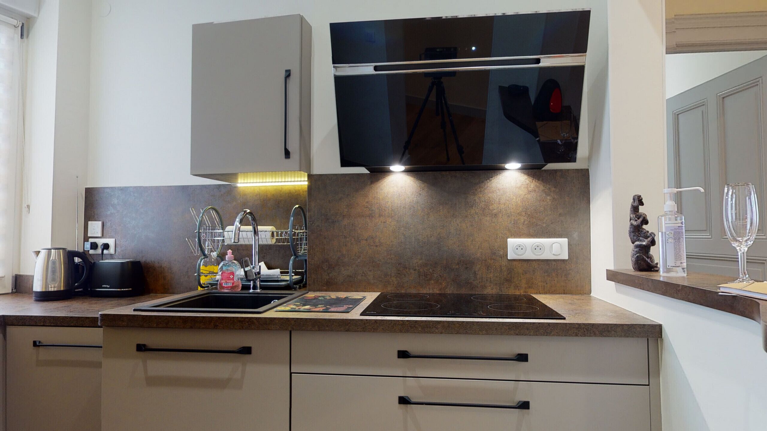 Réfrigérateur, micro-ondes, four, plaque de cuisson