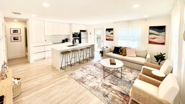 Um apartamento moderno com cozinha, sala de jantar e sala de estar.