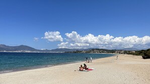 A beach with people sunbathing and walking along the shore. - Villas Agosta - Acantha - sea view 50 m from the beach, new and luxurious (PIETROSELLA)