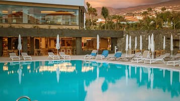 2 piscines a l'aire lliure (horari: 10:00-18:00), para-sols i gandules