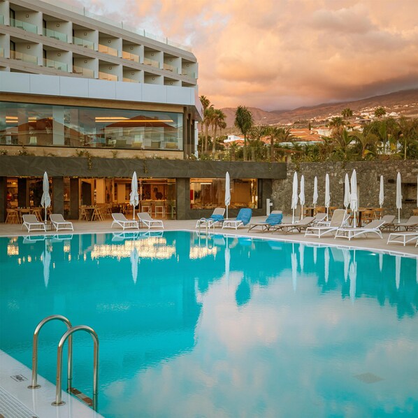 2 outdoor pools, open 10:00 AM to 6:00 PM, pool umbrellas, sun loungers - MYND Adeje (Adeje)