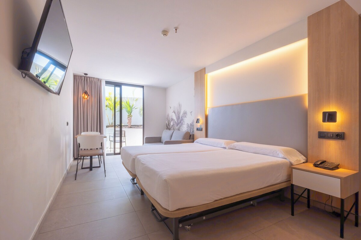 Premium bedding, in-room safe, desk, laptop workspace