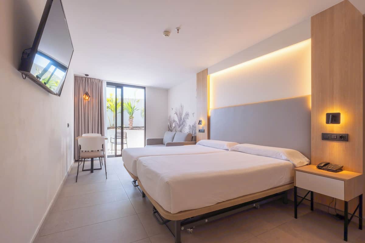 Premium bedding, in-room safe, desk, laptop workspace