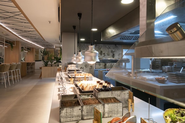 Café da manhã com buffet grátis todos os dias