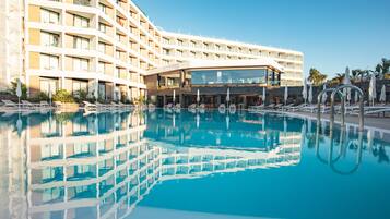 2 piscinas al aire libre (de 10:00 a 18:00), sombrillas, tumbonas