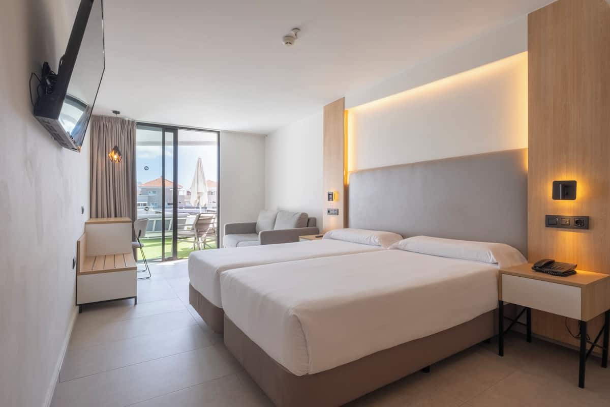 Premium bedding, in-room safe, desk, laptop workspace