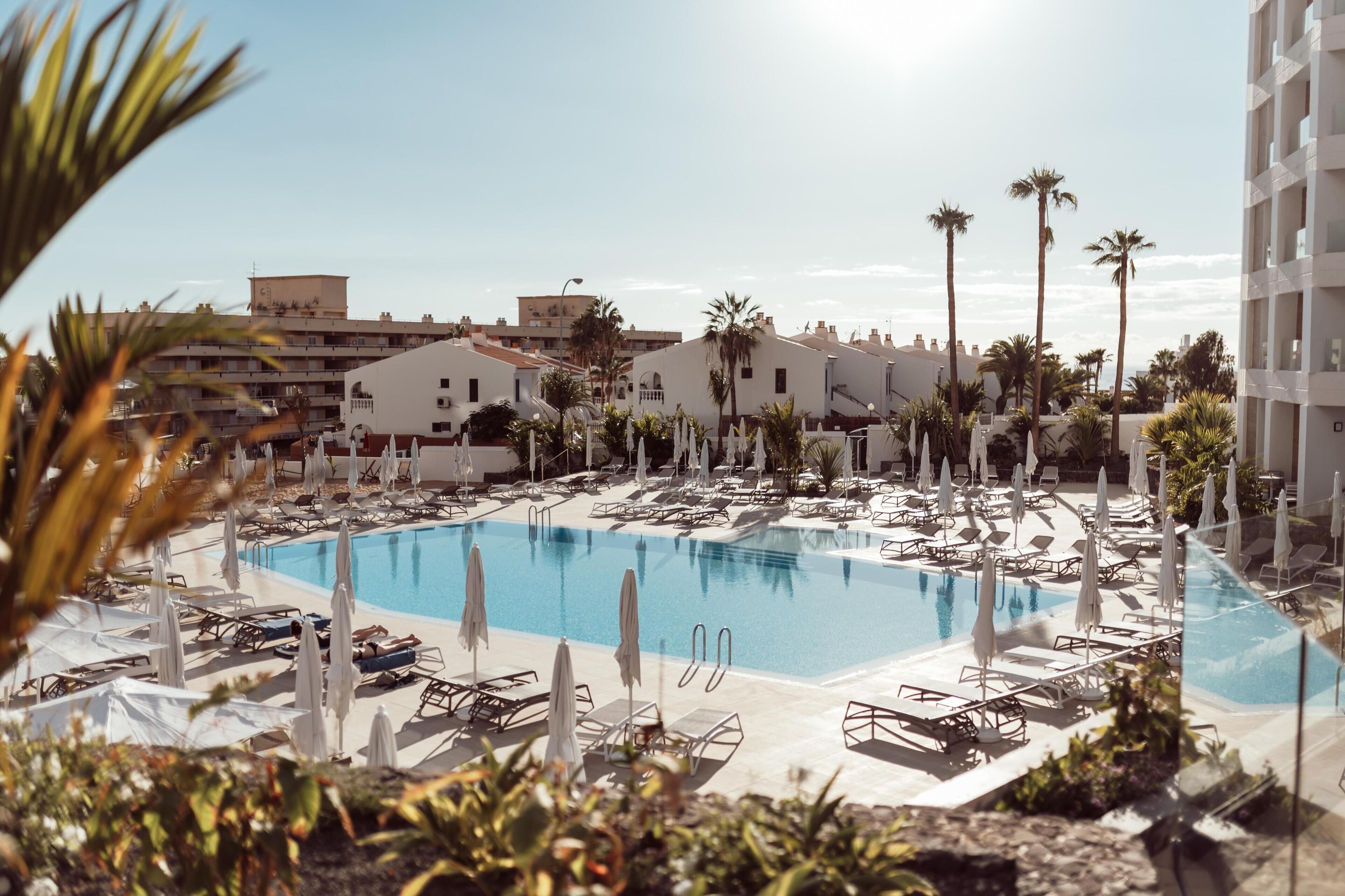 2 piscinas al aire libre (de 10:00 a 18:00), sombrillas, tumbonas