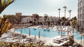 2 piscinas al aire libre (de 10:00 a 18:00), sombrillas, tumbonas
