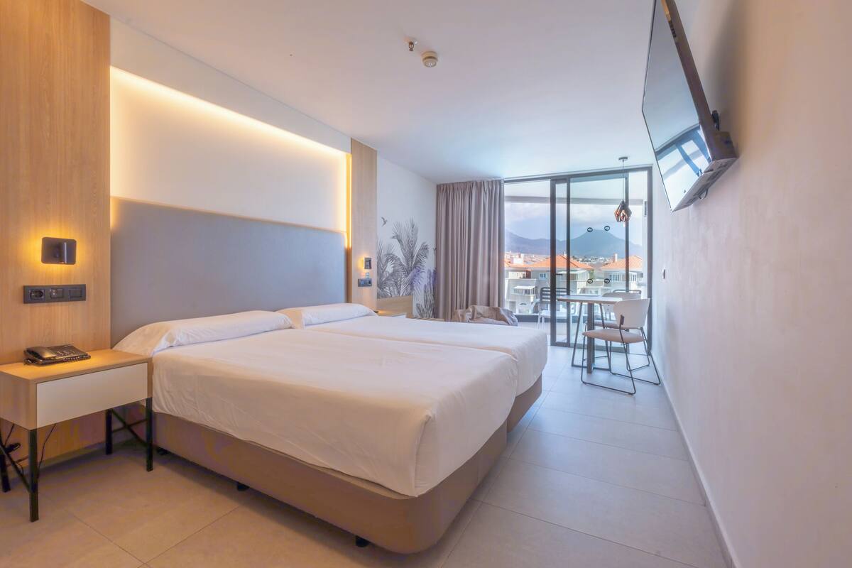 Premium bedding, in-room safe, desk, laptop workspace