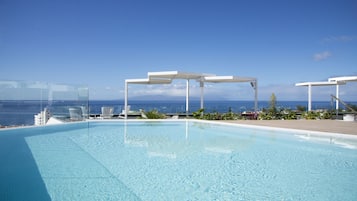 2 piscines extérieures, parasols de plage, chaises longues