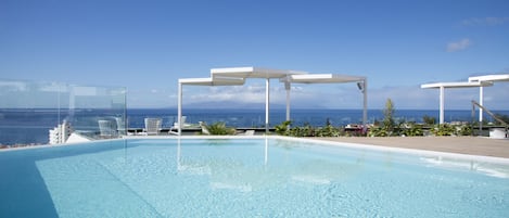 2 piscines extérieures, parasols de plage, chaises longues