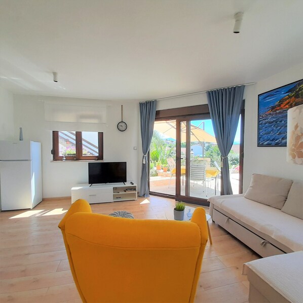 TV - Holiday Home Ira with pool, family friendly, WiFi, parking, pets allowed (Krk)