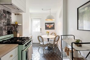 冷蔵庫、電子レンジ、オーブン、コンロ