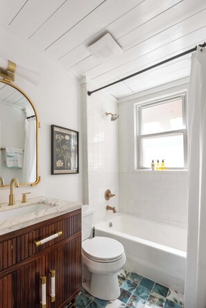 Baignoire, sèche-cheveux, serviettes fournies, shampoing