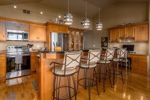 雪櫃、微波爐、焗爐、爐具