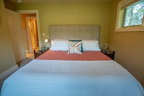 2 bedrooms, desk, iron/ironing board, free WiFi - Bay Cliff Cottage Retreat | A Southern Door County Retreat (Sturgeon Bay)