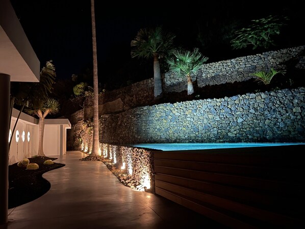 Outdoor pool, a heated pool