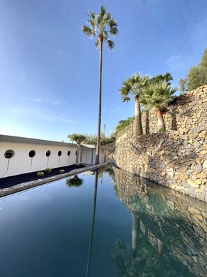 Een buitenzwembad, een verwarmd zwembad