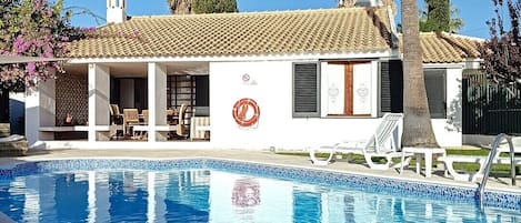 Utendørsbasseng og et oppvarmet basseng