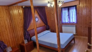 3 makuuhuonetta, silitysrauta/-lauta, vauvan matkasänky, vuodevaatteet