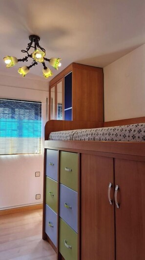 3 habitaciones, tabla de planchar con plancha y cuna de viaje