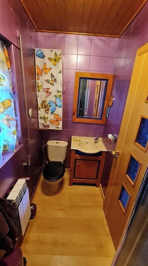 Suihku, hiustenkuivaaja, pyyhkeet, saippua