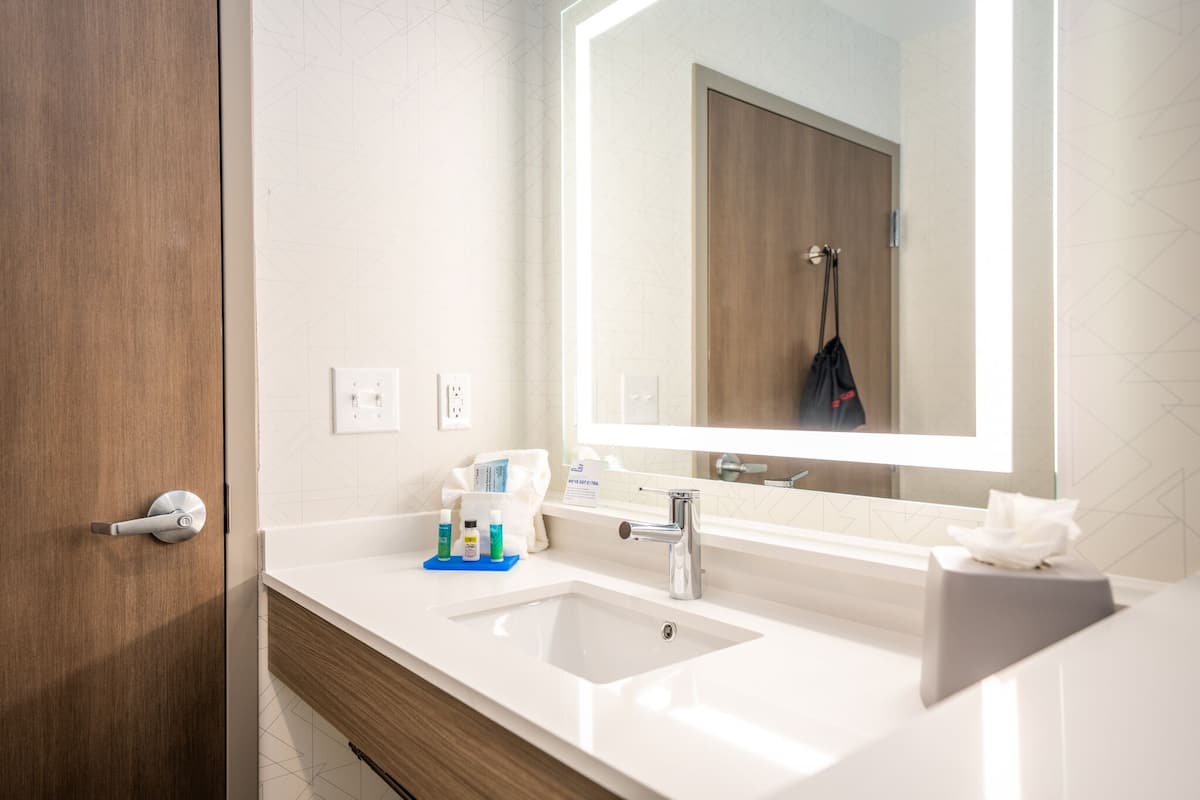 standard room | bathroom | designer toiletries, hair dryer, towels, soap