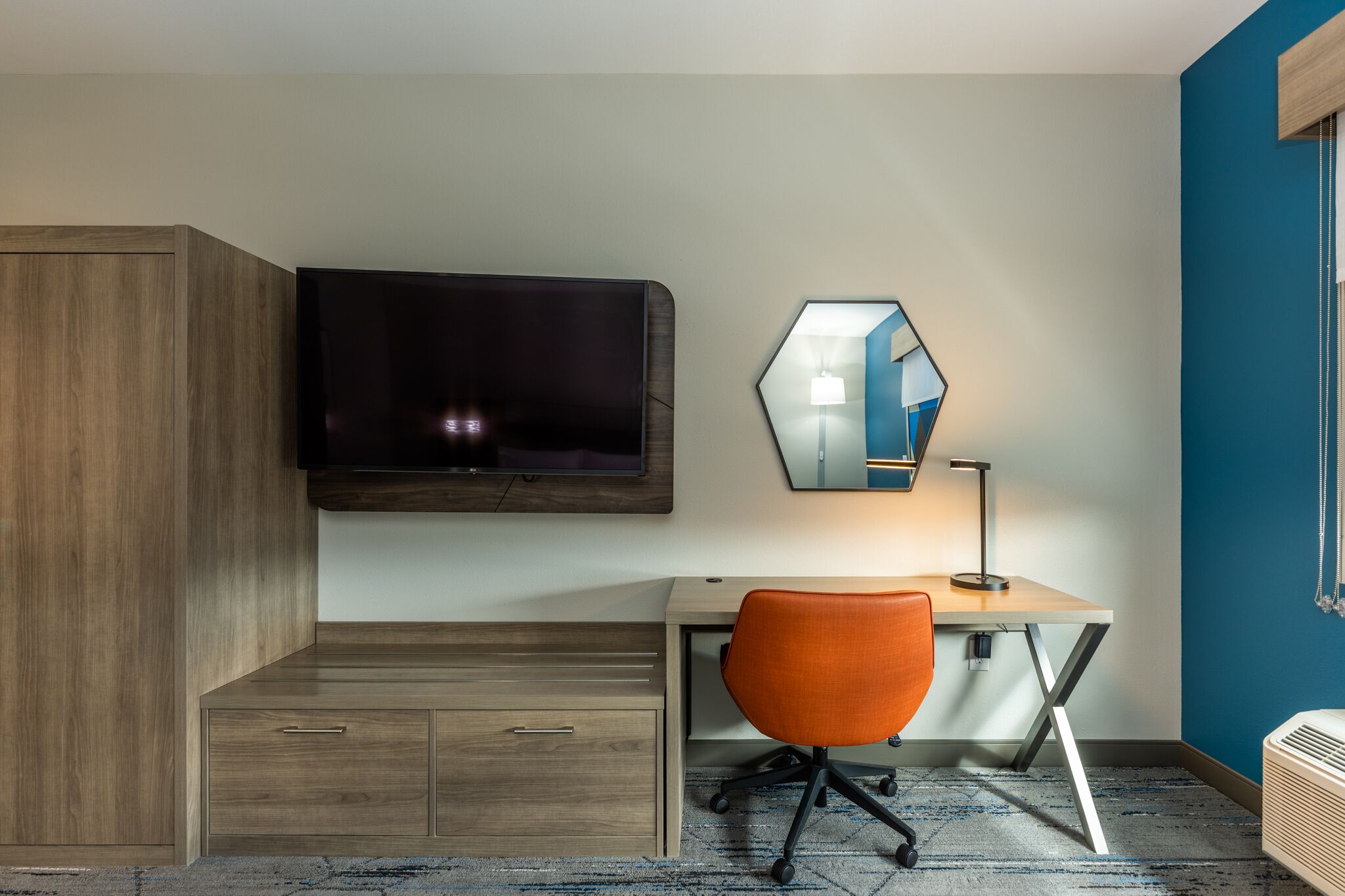 standard room | 1 bedroom, in-room safe, desk, laptop workspace