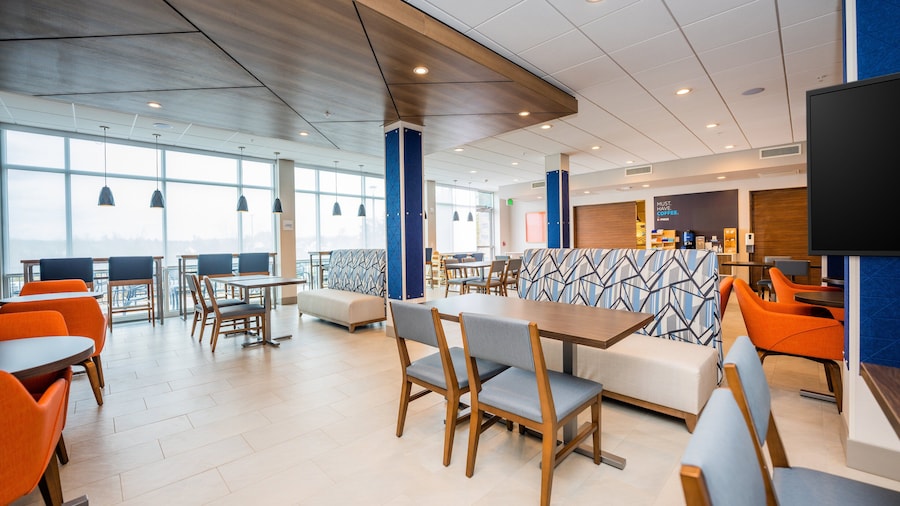 Holiday Inn Express & Suites Charlottesville by IHG