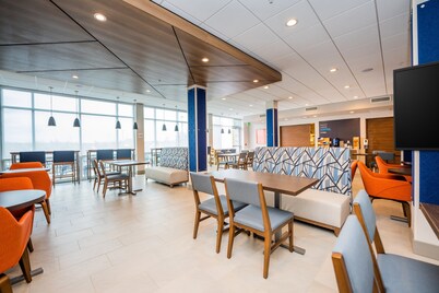 Holiday Inn Express & Suites Charlottesville by IHG