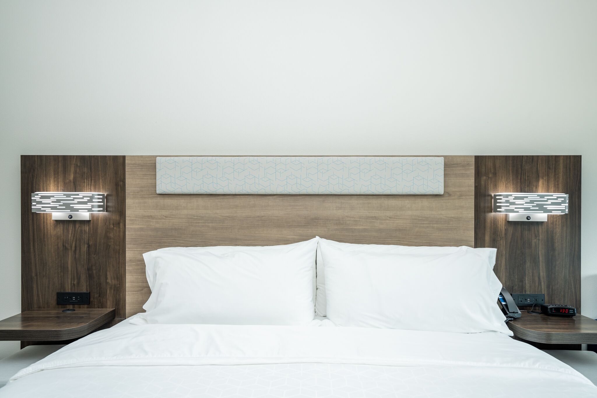 standard room | 1 bedroom, in-room safe, desk, laptop workspace