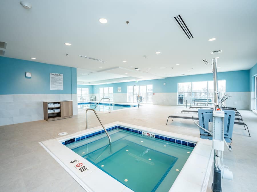 Indoor pool, sun loungers