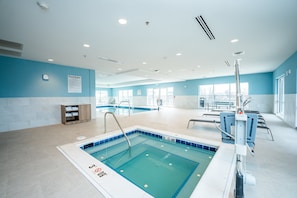 Indoor pool, sun loungers - Holiday Inn Express & Suites Charlottesville by IHG (Charlottesville)