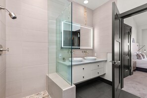 Chuveiro, banheira de hidromassagem, secador de cabelo, toalhas de banho