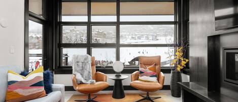 テレビ、暖炉、ステレオ、PC モニター