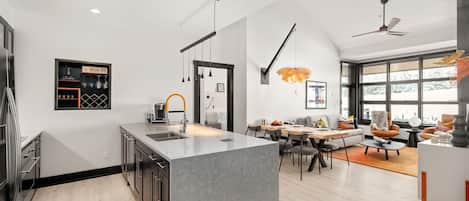 Réfrigérateur, four à micro-ondes, un four, surface de cuisson