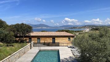 Una piscina al aire libre, una piscina climatizada