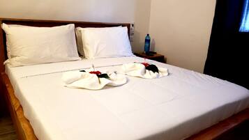 Meja, ruang kerja komputer riba, seterika/papan seterika, Wi-fi percuma