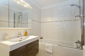 Combined shower/tub, hair dryer, towels