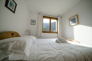 3 bedrooms, iron/ironing board, free WiFi, bed sheets - Lovely spacious 3 bedroom apartment with garden views of Mont Blanc and Les Drus (Chamonix-Mont-Blanc)