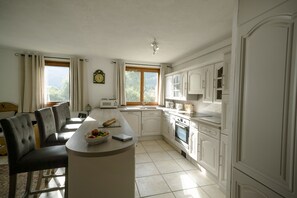 Kjøleskap, mikrobølgeovn, ovn og kokeplater