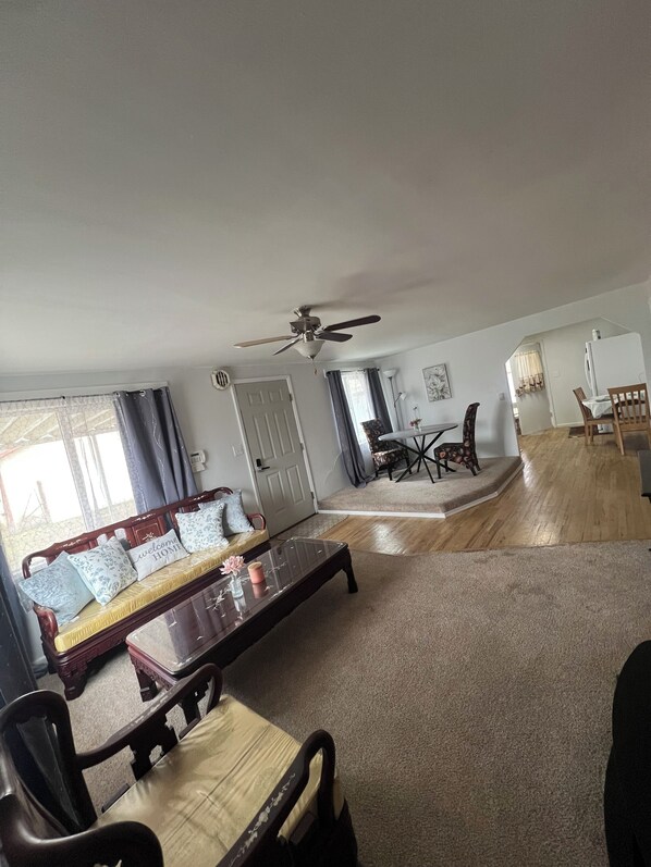 Téléviseur connecté, lecteur de DVD, sélection de films