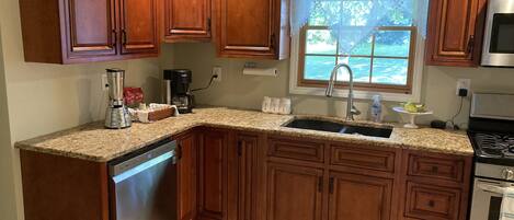 冰箱、微波炉、烤箱、洗碗机