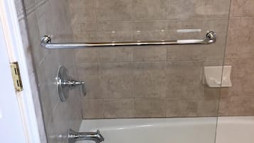 Bañera con ducha, toallas