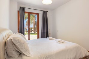 8 chambres, fer et planche à repasser, lit de bébé portatif