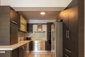 Fridge, microwave, stovetop, dishwasher - Angels Villa - Tropical Private Oasis by etouri (Chania)
