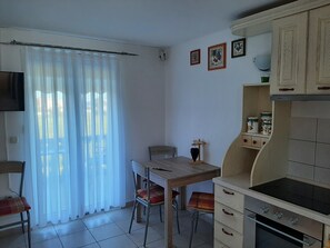 Apartment | Eigene Küche | Kühlschrank, Mikrowelle, Ofen, Herdplatte