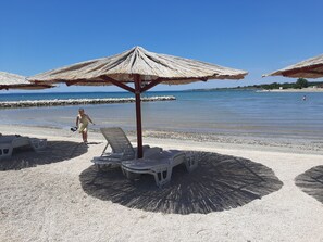 Beach - Impeccable 2-bed Apartment in Zaton (Nin)