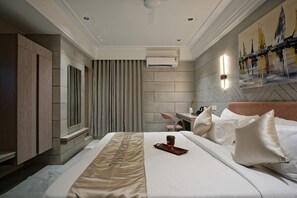 Soundproofing, free WiFi, bed sheets, wheelchair access - Hotel Golden Plaza (Ahmedabad)