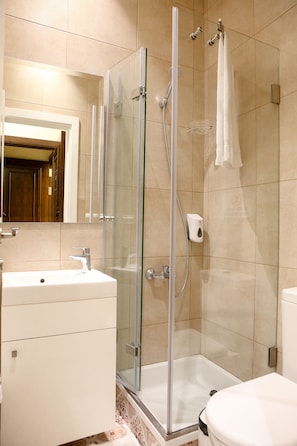 202 Mini Studio with Balcony | Baño | Regadera, toallas, jabón, shampoo